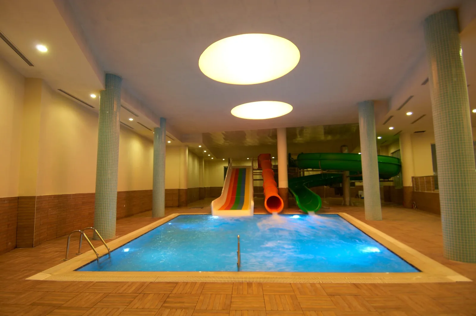 Safran Termal kapalı Aqua Park alanında su kaydırakları ve havuz