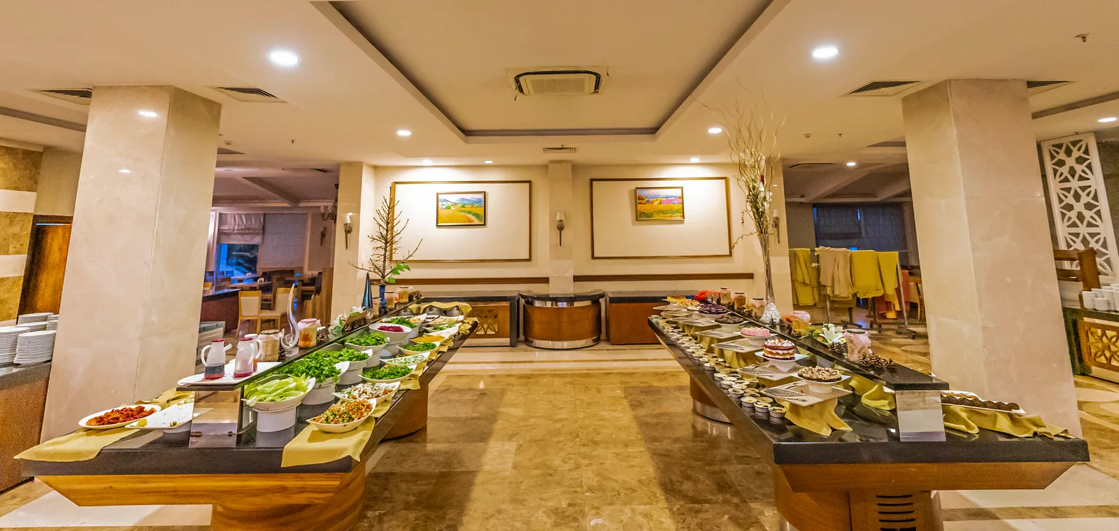Safran Termal ana tesis restoranında açık büfe yemek alanı