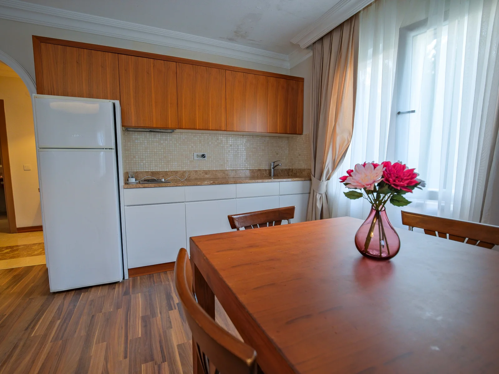 Bahçe Suit mutfak tezgâhı, buzdolabı ve yemek masası